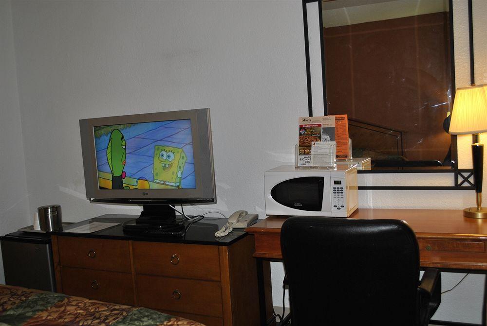 Waconia Inn And Suites Bagian luar foto