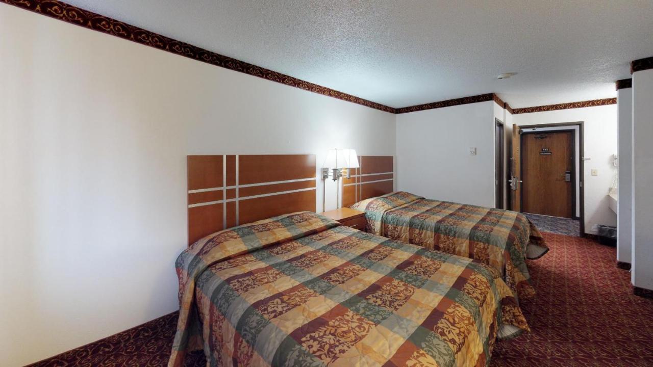 Waconia Inn And Suites Bagian luar foto