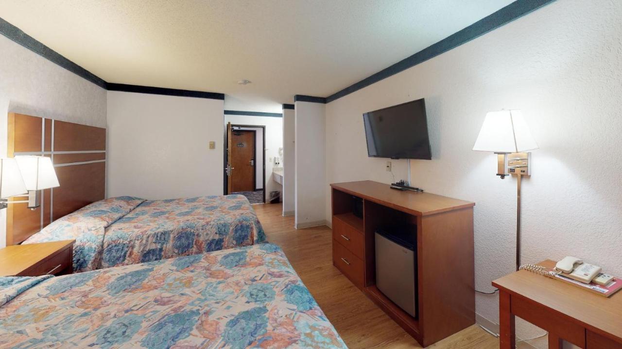 Waconia Inn And Suites Bagian luar foto