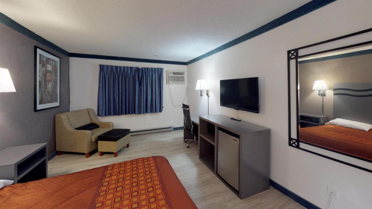 Waconia Inn And Suites Bagian luar foto