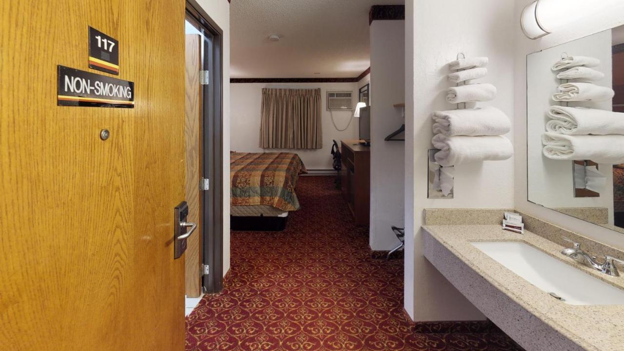 Waconia Inn And Suites Bagian luar foto